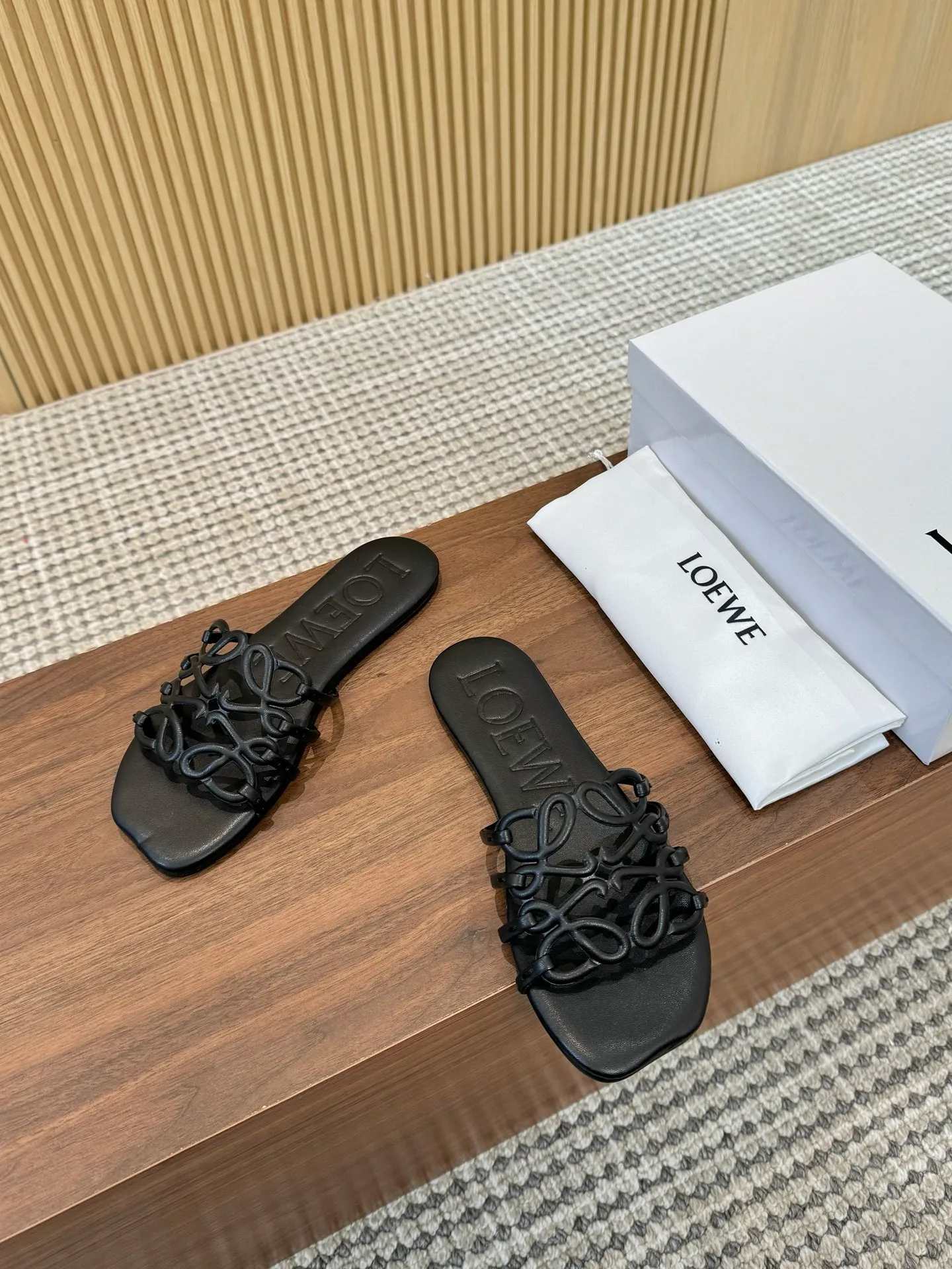 👟👟Ex-factory price 400👟👟 The latest 2025 LOEWE, summer limited edition hollow slippers, they are so beautiful on your feet! ! ! Highly recommended, a super lazy drag, the same style worn by celebrity bloggers! Fabric: Imported sheepskin (black, white, apricot, red, pink, five colors) Lining: Imported sheepskin Genuine leather outsole injection molded dyed bottom Number: 35-42